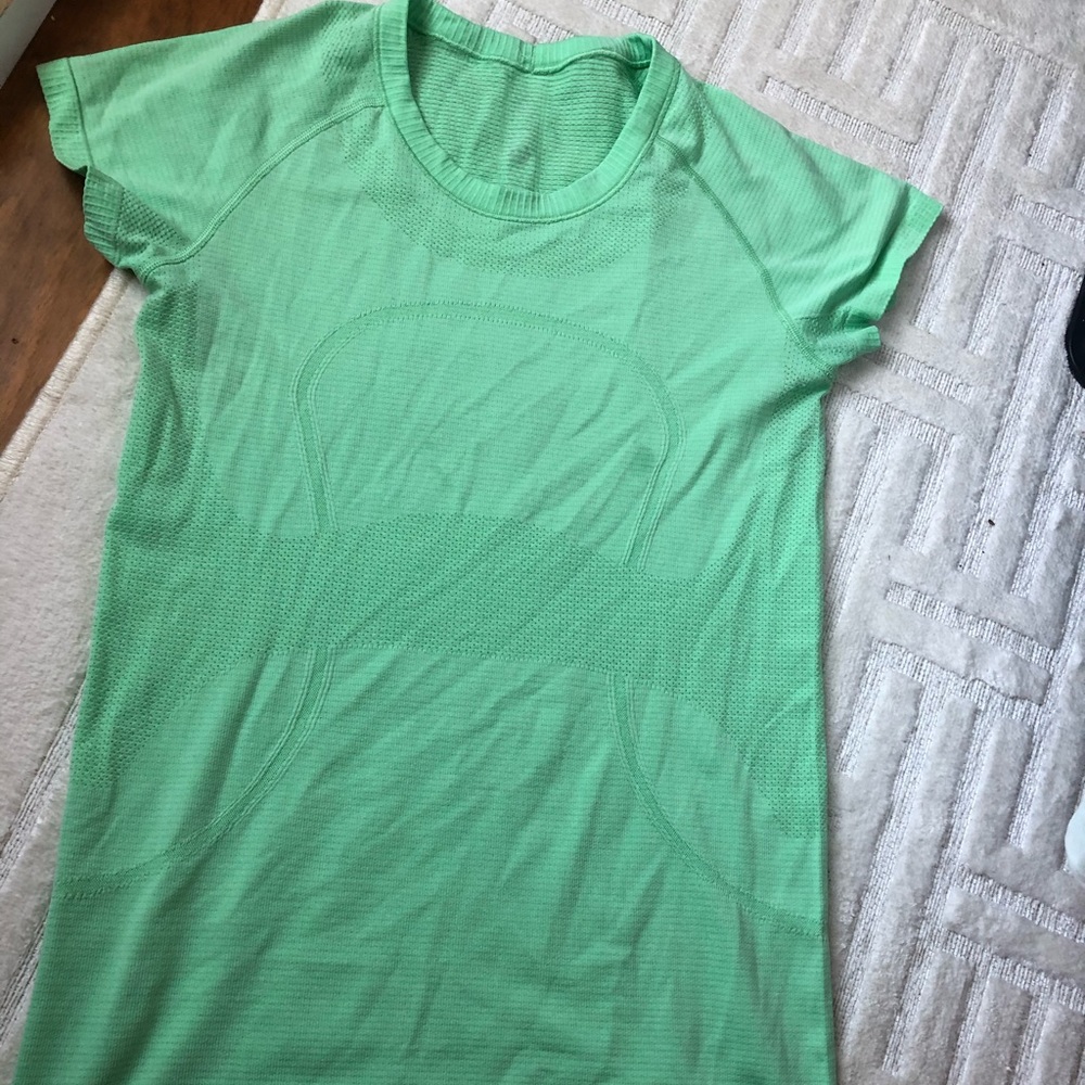 Lululemon size 8 swiftly tech shirt